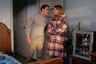 Pierwsza miłość, odcinek 3972: Pilot Cezary Duraj (Jakub Kwaśniewicz), Iga (Waleria Gorobets)