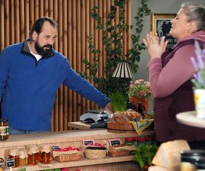 Barwy szczęścia, odcinek 3234: Borys (Jakub Wieczorek), Aldona (Elżbieta Romanowska)