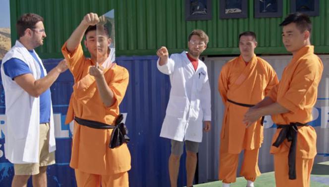 Tajemnica mnichów Shaolin ujawniona. Jak przebić szybę iglą? [VIDEO]