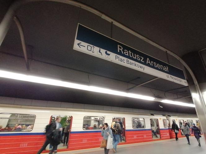 Warszawa: Duże zmiany w komunikacji. Trzaskowski uruchamia nocne metro, będą dodatkowe kursy