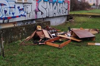 Pożar w bloku przy ulicy Młodej 4 w Kielcach. Paliły się meble na piętrze. Ten budynek przeraża! (3)