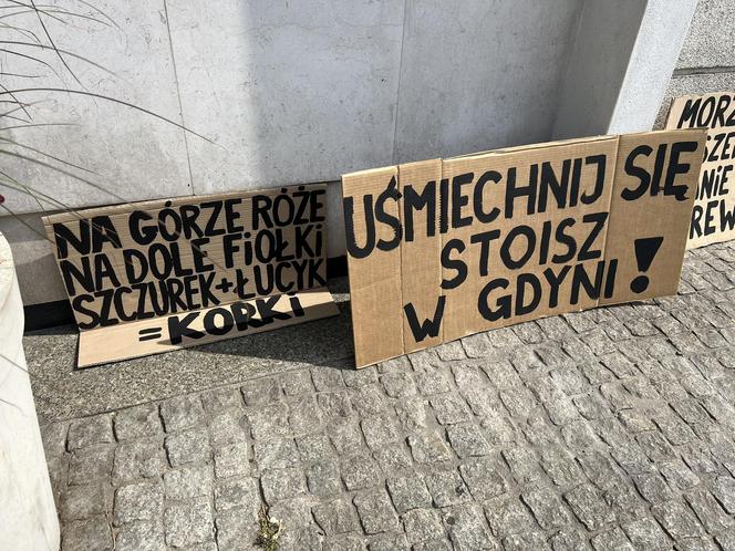 Protestowali przed urzędem miasta w Gdyni. "Szczurek, oddaj za paliwo!"