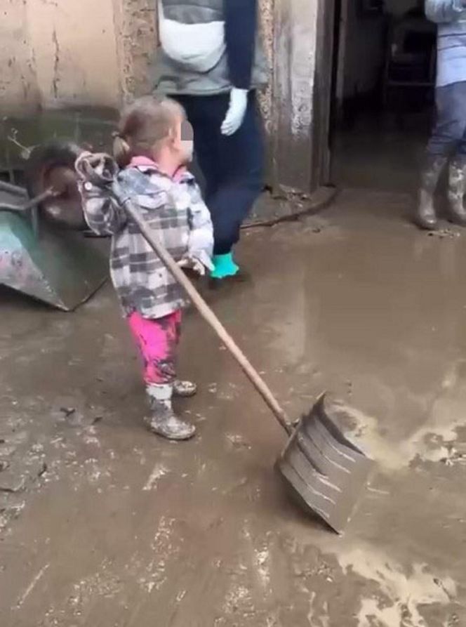 Nowe nagranie z dziewczynką z Kłodzka pojawiło się w sieci. Nie da się przejść obojętnie, ściśnie ci gardło!