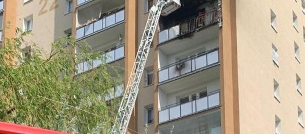 Pożar bloku na Gocławiu. Balkon wieżowca stanął w ogniu