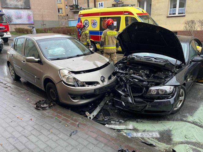 Tarnów. 19-latek stracił panowanie nad bmw i uderzył w renault. Prawo jazdy miał dwa tygodnie