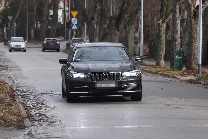 Lech Wałęsa wożony limuzyną BMW serii 7