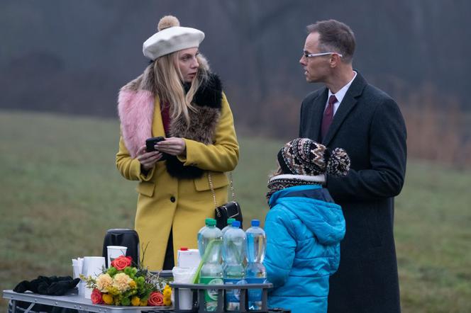 Na Wspólnej odcinek 2834, Damian (Waldemar Błaszczyk), Monika (Sylwia Gliwa)