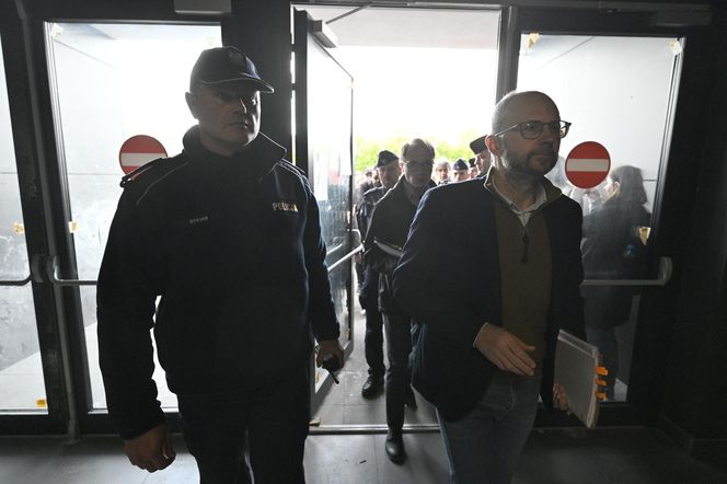 Komornicy na Modlińskiej. Nerwowe starcie przy hali na Białołęce. Ostry konflikt kupców z zarządcą hali