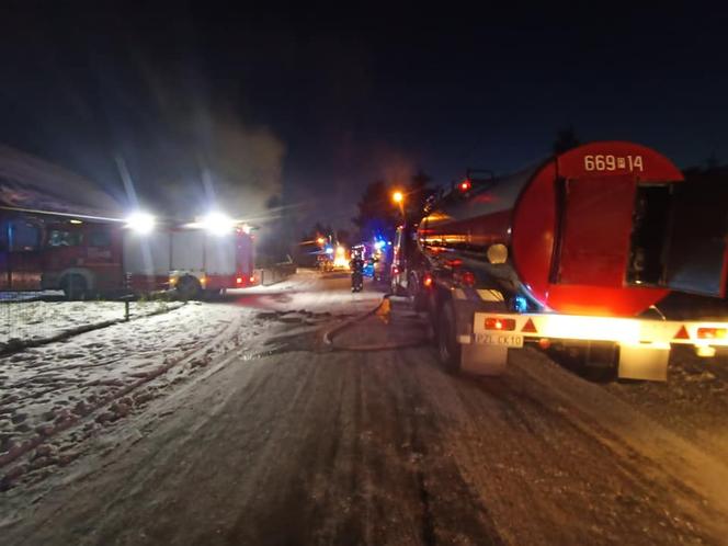 Pożar domu w Wielkopolsce. Potężny MRÓZ utrudniał akcję gaśniczą 