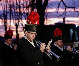  Barbórka 2024. Piękna tradycja, orkiestra dęta budzi mieszkańców Nikiszowca 