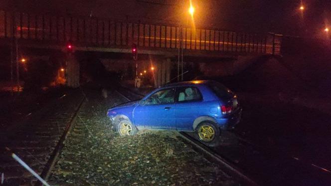 Pijak zaparkował na torach kolejowych. Miał 2,5 promila! Zatrzymał go odpowiedzialny obywatel