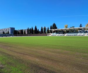 Budowa stadionu w Starachowicach. Na murawie już zielono