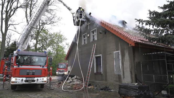 Ogień na plebanii pojawił się w czasie mszy. Żywioł strawił majątek parafian 