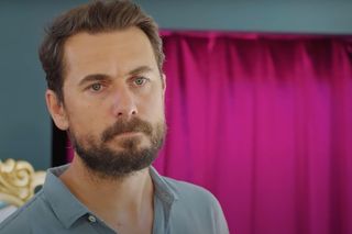 Kuzey zabiera Bahar na zakupy i kupuje jej drogie ubrania.