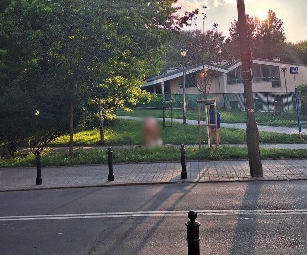 Mężczyzna rozebrał się przy dzieciach! Była z nim młoda kobieta, potem urządzili sobie piknik