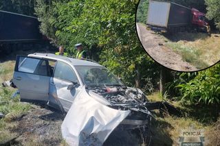 Poważny wypadek w woj. mazowieckim. Osobówka zderzyła się z ciężarówką, pięć osób w szpitalu