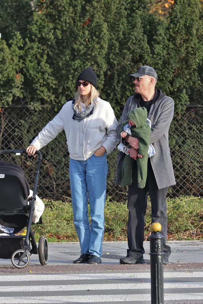 Krzysztof Ibisz z rodziną na spacerze