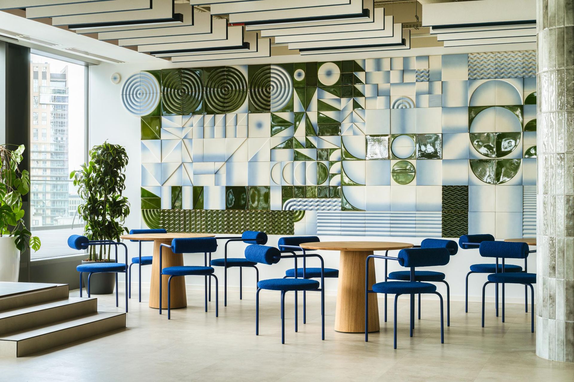 Wielkoformatowa ceramika Pani Jurek w nowym biurze Colliers w Warszawie