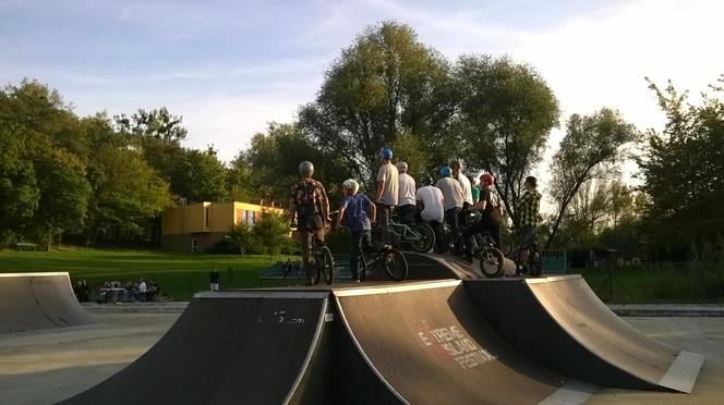 Skatepark, kort tenisowy, orlik... otwarte! Jest jedno ale: obowiązuje limit osób!