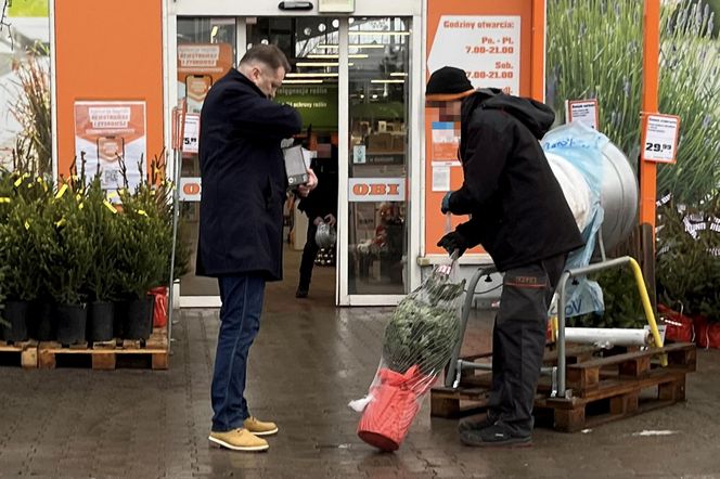 Przemysław Czarnek kupuje choinkę dla wnuka