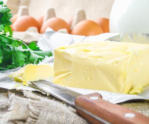 Zielone masło z ziołami: przepis na masło ze świeżymi ziołami