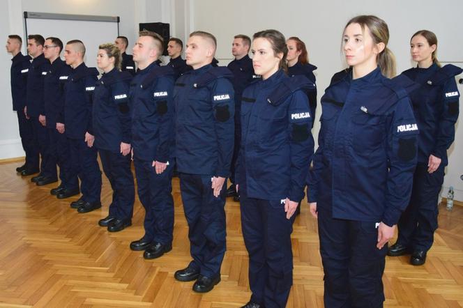 Nowi policjanci na Podkarpaciu. 5 policjantek i 12 policjantów złożyło ślubowanie [FOTO]