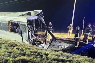 Ścinawa. Tragiczny wypadek autobusu na przejeździe kolejowym. Zginął kierowca