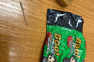 Ostre przedmioty w cukierkach. Rodzice sprawdzają słodkości. Dramatyczne Halloween w Gnieźnie i okolicy