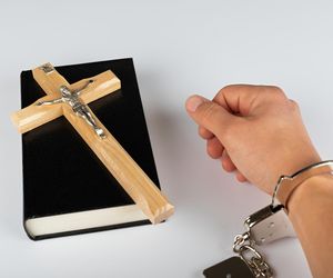 Upadli kapłani. Ci księża posłuchali podszeptów diabła i zeszli na złą ścieżkę