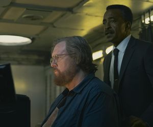 Steve Agee jako John Economos i Tim Meadows jako agent Langston Fleury.