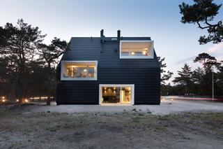 Architektura na wynajem. Oryginalny dom, jak znak graficzny w pejzażu