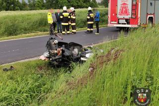 Motocyklista nagle zjechał z drogi i uderzył skarpę! Tragiczny wypadek pod Włocławkiem [ZDJĘCIA] 