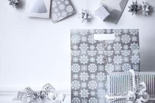 Lśniące Boże Narodzenie: srebrno-białe dekoracje świąteczne