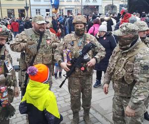 W Bydgoszczy grają razem z WOŚP. Wolontariusze, mieszkańcy i artyści działają razem, aby zebrać jak najwięcej pieniędzy 