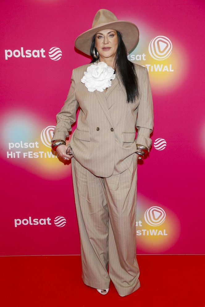 Kayah niczym bogata wdowa po gangsterze. A to garnitur z sieciówki!