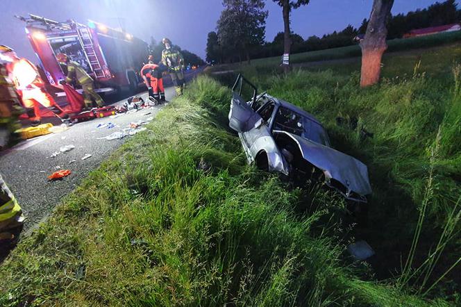 Kożuszki-Kolonia. Jeden 18-latek nie żyje, dwóch zostało rannych! ZDJĘCIA z koszmarnego wypadku bmw na DK nr 92