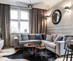Salon w małym mieszkaniu w kamienicy