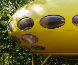 Futuro House - zdjęcia fińskiego domku letniskowego w kształcie UFO w WeeGee Exhibition Centre