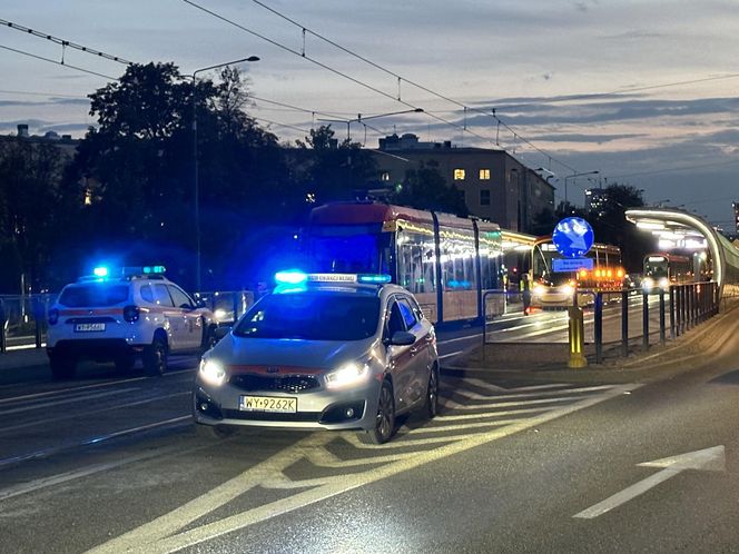 Wielkie utrudnienia w Warszawie, tramwaje na trasach objazdowych. Policja zablokowała przejazd na dużym skrzyżowaniu