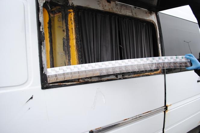 Ukrainiec ukrył 2,4 tys. paczek papierosów w przerobionych ścianach samochodu