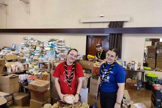 Siedleccy harcerze pracowali przy sortowaniu i wydawaniu darów, wywożeniu zniszczonych sprzętów i sprzątaniu zalanych domów. 