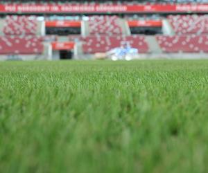 Rozkładanie murawy na Stadionie Narodowym