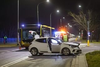 Zderzenie autobusu z osobowym renaultem