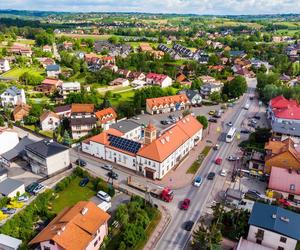 Największa wieś w Małopolsce leży w malowniczym miejscu. Ma więcej mieszkańców, niż niejedno miasto 