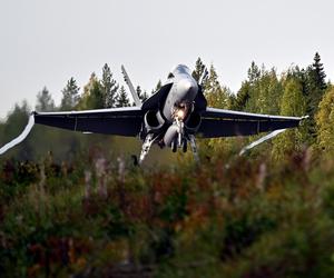 Fiński F/A-18C Hornet ląduje na drodze 