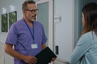 M jak miłość odc. 1694. Kasia (Paulina Lasota), lekarz Kuby (Robert Tondera)