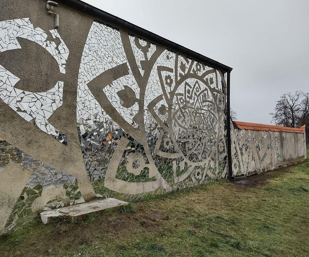 Kalisz: lustrzana mozaika powstaje na murze Cmentarza Żydowskiego 