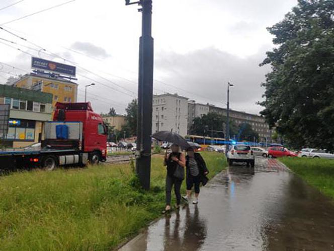 Ciężarówka na torach na Woli