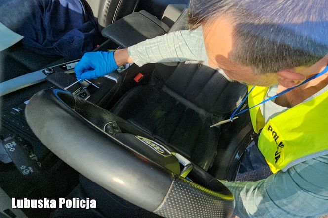 Szalony pościg za złodziejem audi. 18-latek wjechał w znak i wciąż próbował uciekać!