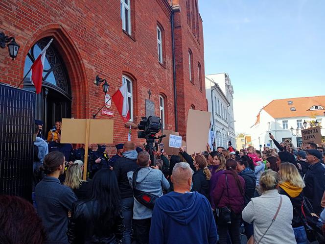 Demonstracja pod Sądem Rejonowym w Środzie Wielkopolskiej! "Elena wróć! 
